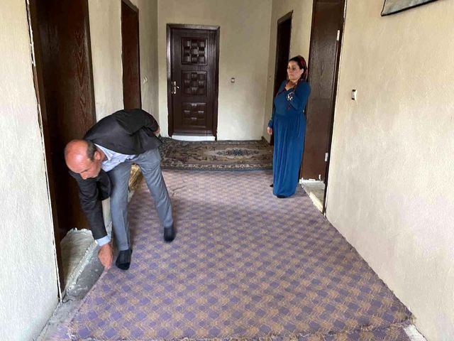 Türkiye'deki yılan ihbarına giden ekipler, evde gördükleri karşısında küçük dillerini yuttu Türkiye'deki yılan ihbarına giden ekipler, evde gördükleri karşısında küçük dillerini yuttu