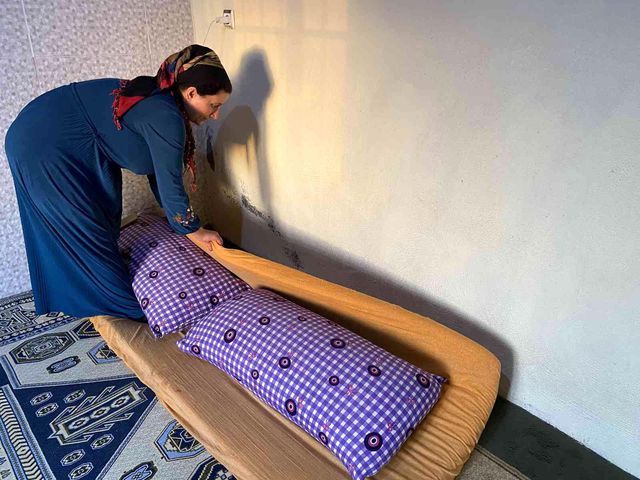 Türkiye'deki yılan ihbarına giden ekipler, evde gördükleri karşısında küçük dillerini yuttu Türkiye'deki yılan ihbarına giden ekipler, evde gördükleri karşısında küçük dillerini yuttu