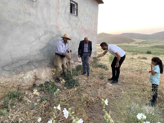 Türkiye'deki yılan ihbarına giden ekipler, evde gördükleri karşısında küçük dillerini yuttu Türkiye'deki yılan ihbarına giden ekipler, evde gördükleri karşısında küçük dillerini yuttu