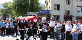 Yolun karşısına geçerken TIR'ın çarptığı polis memuru yaşamını yitirdi (2)