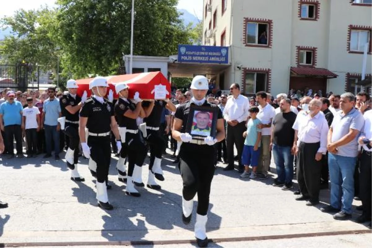 Yolun karşısına geçerken TIR\'ın çarptığı polis memuru yaşamını yitirdi (2)