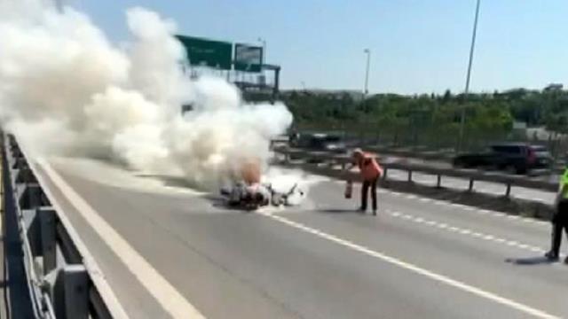 15 Temmuz Şehitler Köprüsü girişinde kaza yapan motosiklet alev aldı