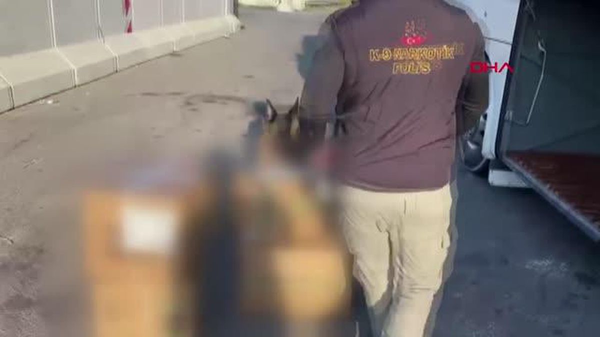 23 KİLO ESRARLA YAKALANDI; \'ADANA SICAĞINI MERAK EDİP, GEZMEYE GELDİM\' DEDİ