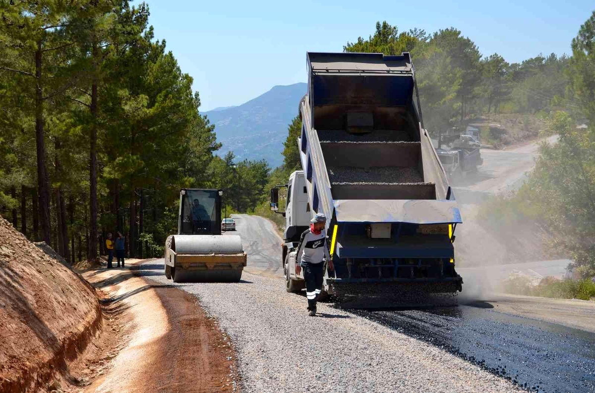 Alanya Yalçı ve Gümüşkavak yolları asfaltlandı