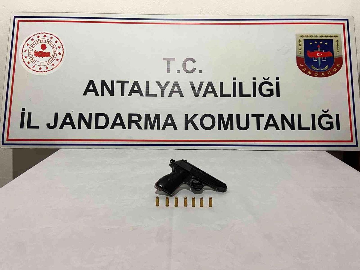 Antalya\'da şüpheli şahsın aracında tabanca ele geçirildi