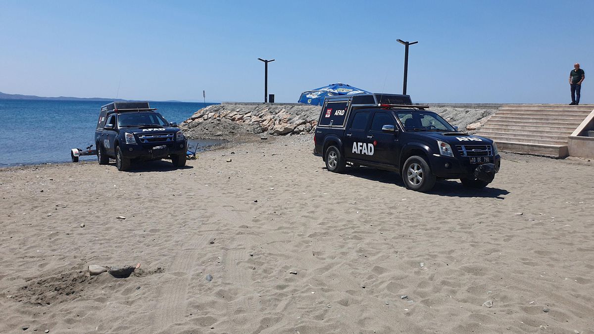 Balıkesir\'de teknenin batması sonucu kaybolan 2 kişiyi arama çalışması sürüyor
