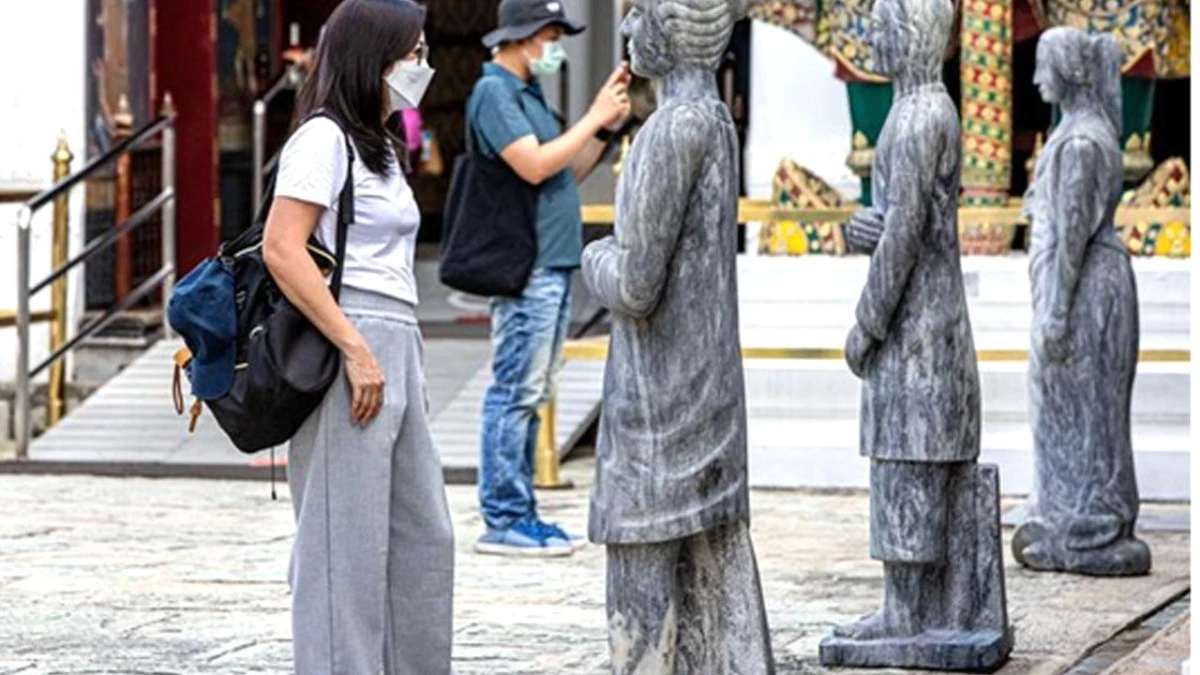 Bangkok\'taki Wat Phra Kaew Tapınağında Sergilenen Taş Heykeller Turistlerin İlgisini Çekiyor