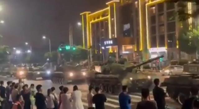 Banka krizi Çin'i felakete sürüklüyor! Güvenlik güçleriyle çıkan arbede sonrası şube önüne tanklar konuşlandırıldı Banka krizi Çin'i felakete sürüklüyor! Güvenlik güçleriyle çıkan arbede sonrası şube önüne tanklar konuşlandırıldı