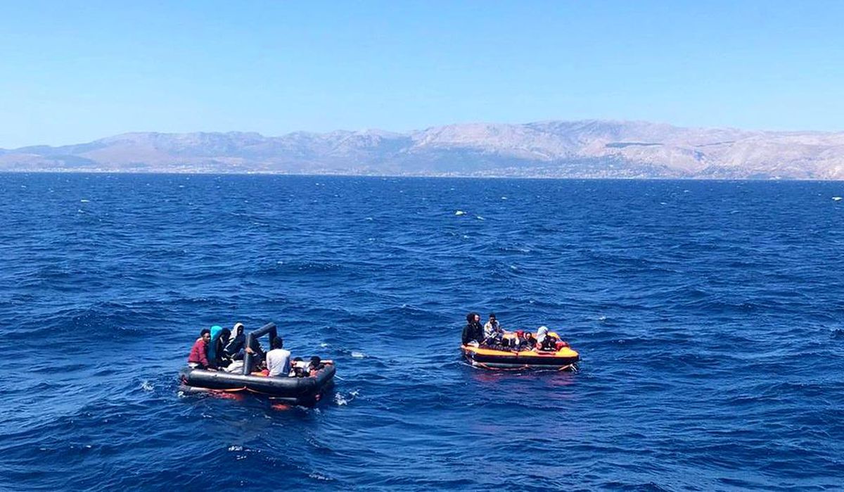 Çeşme açıklarında 45 düzensiz göçmen kurtarıldı