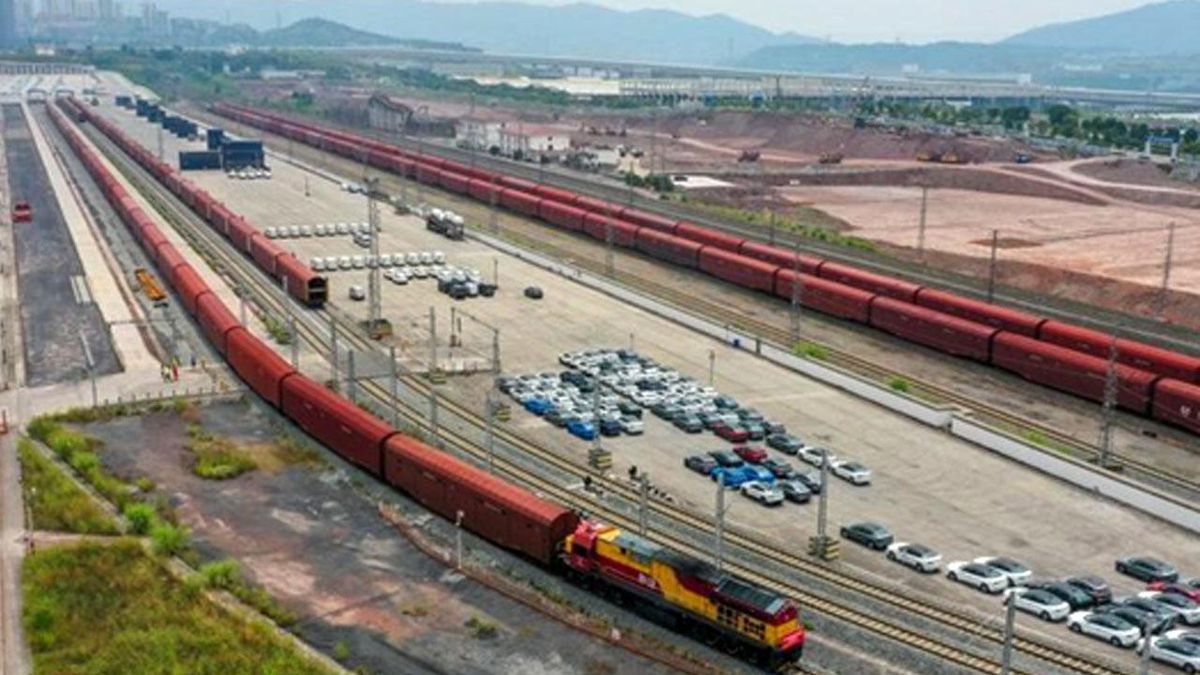 Çin Arabalarıyla Yüklü Tren Chongqing\'den Moskova\'ya Uzanan Deneme Sürüşüne Başladı