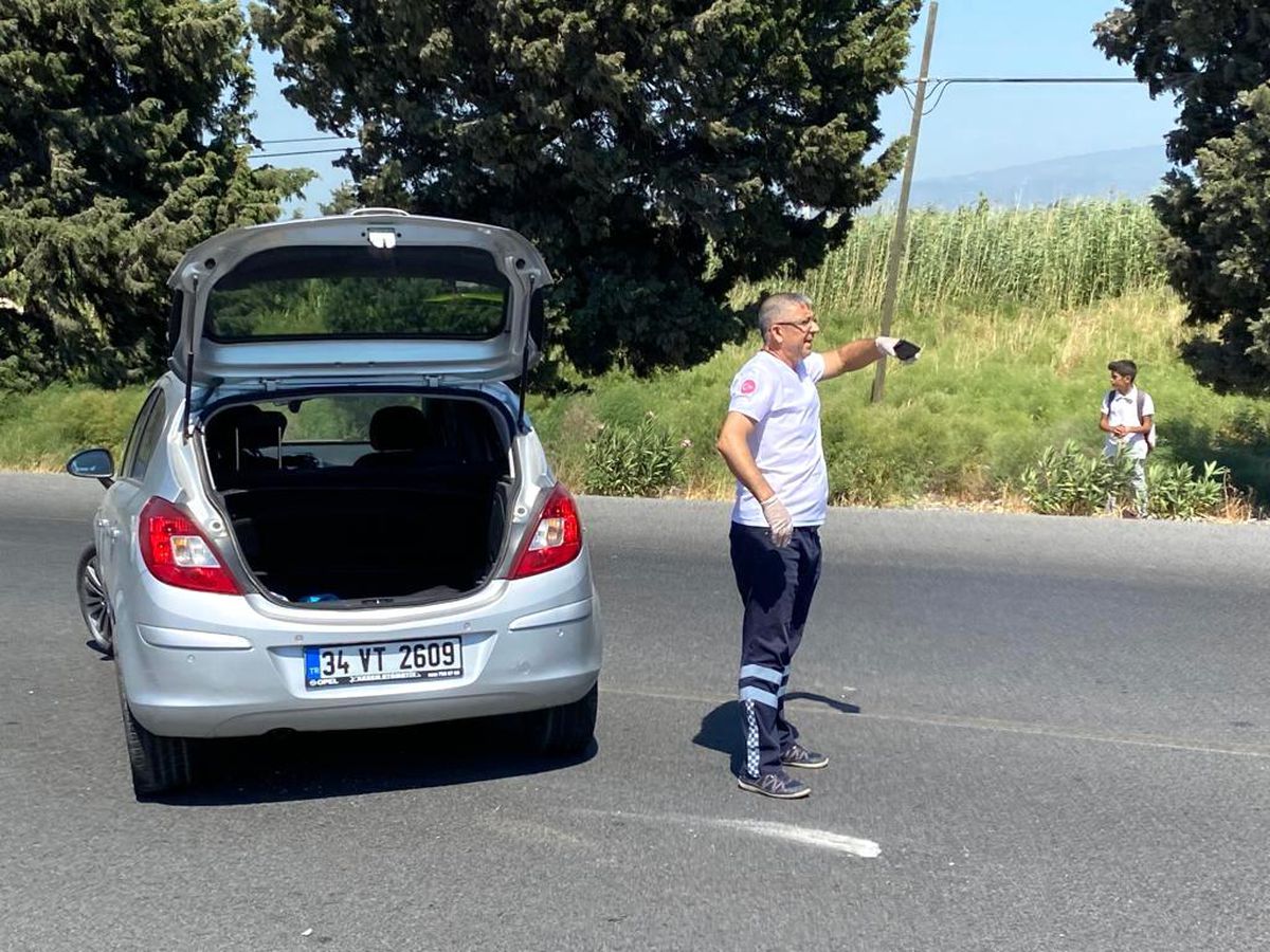 Doktor hastaya, ambulans şoförü de trafiğe müdahale etti
