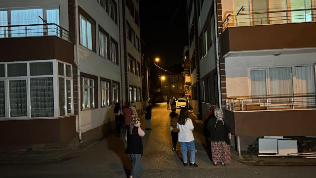 Düzce'deki deprem paniğe neden oldu! Sarsıntıdan korkan vatandaşlar iki ilde kendini sokağa attı Düzce'deki deprem paniğe neden oldu! Sarsıntıdan korkan vatandaşlar iki ilde kendini sokağa attı