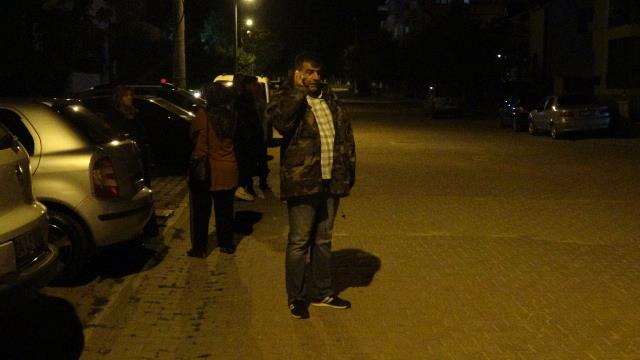 Düzce'deki deprem paniğe neden oldu! Sarsıntıdan korkan vatandaşlar iki ilde kendini sokağa attı Düzce'deki deprem paniğe neden oldu! Sarsıntıdan korkan vatandaşlar iki ilde kendini sokağa attı