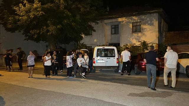 Düzce'deki deprem paniğe neden oldu! Sarsıntıdan korkan vatandaşlar iki ilde kendini sokağa attı Düzce'deki deprem paniğe neden oldu! Sarsıntıdan korkan vatandaşlar iki ilde kendini sokağa attı