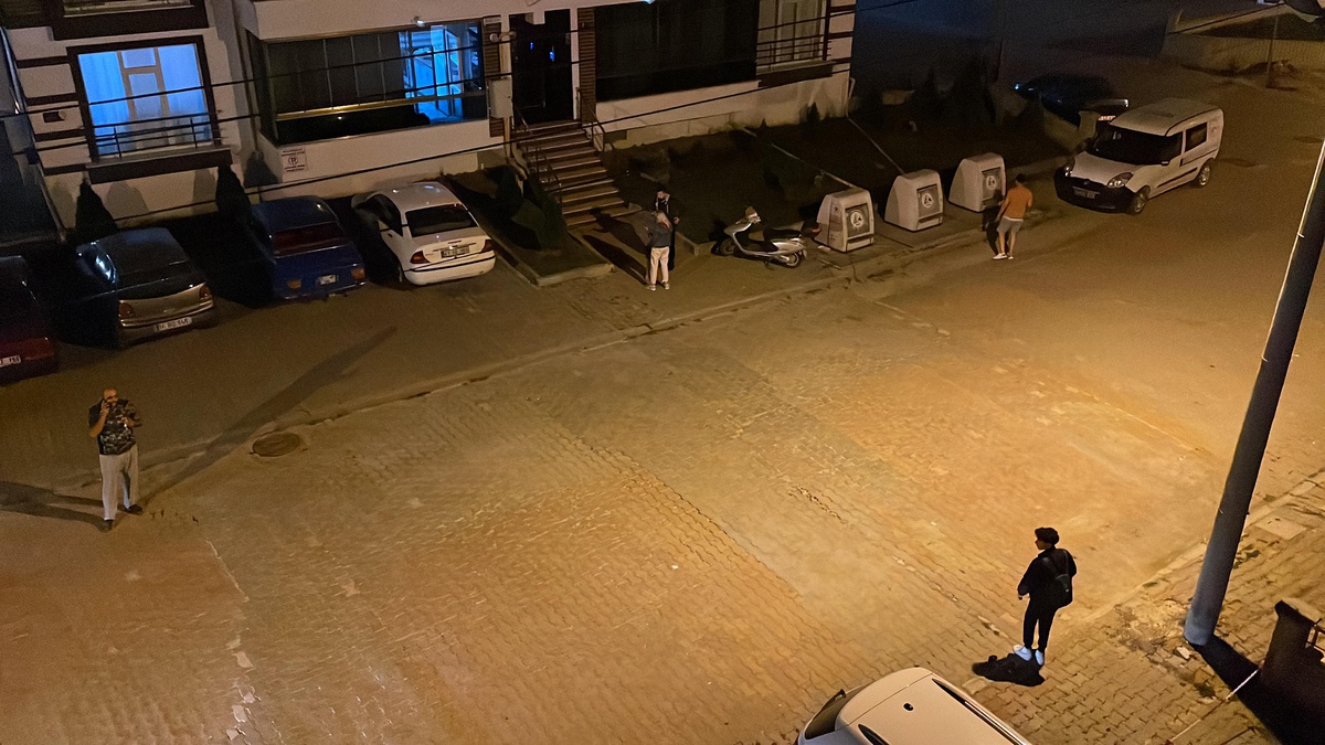 Düzce ve Bolu\'da bazı vatandaşlar depremin ardından sokağa çıktı