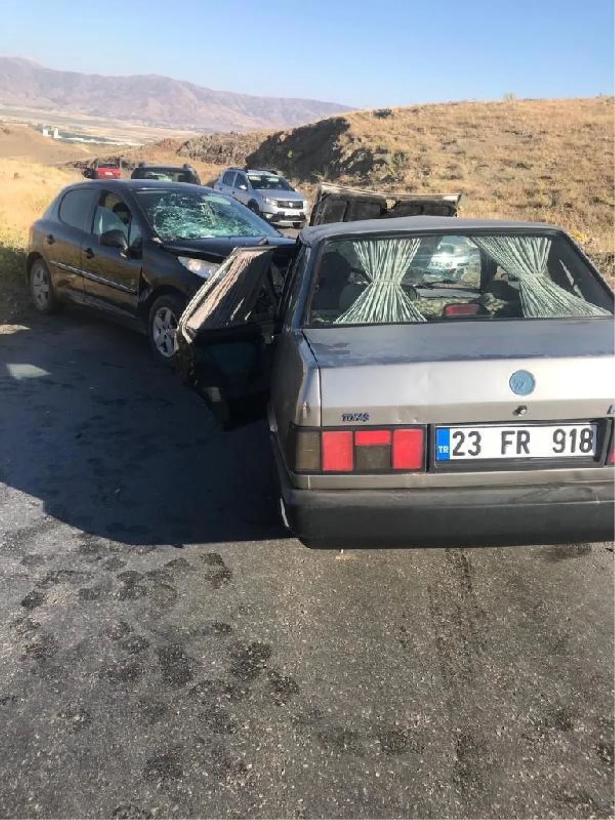 Elazığ\'da iki otomobil çarpıştı: 8 yaralı