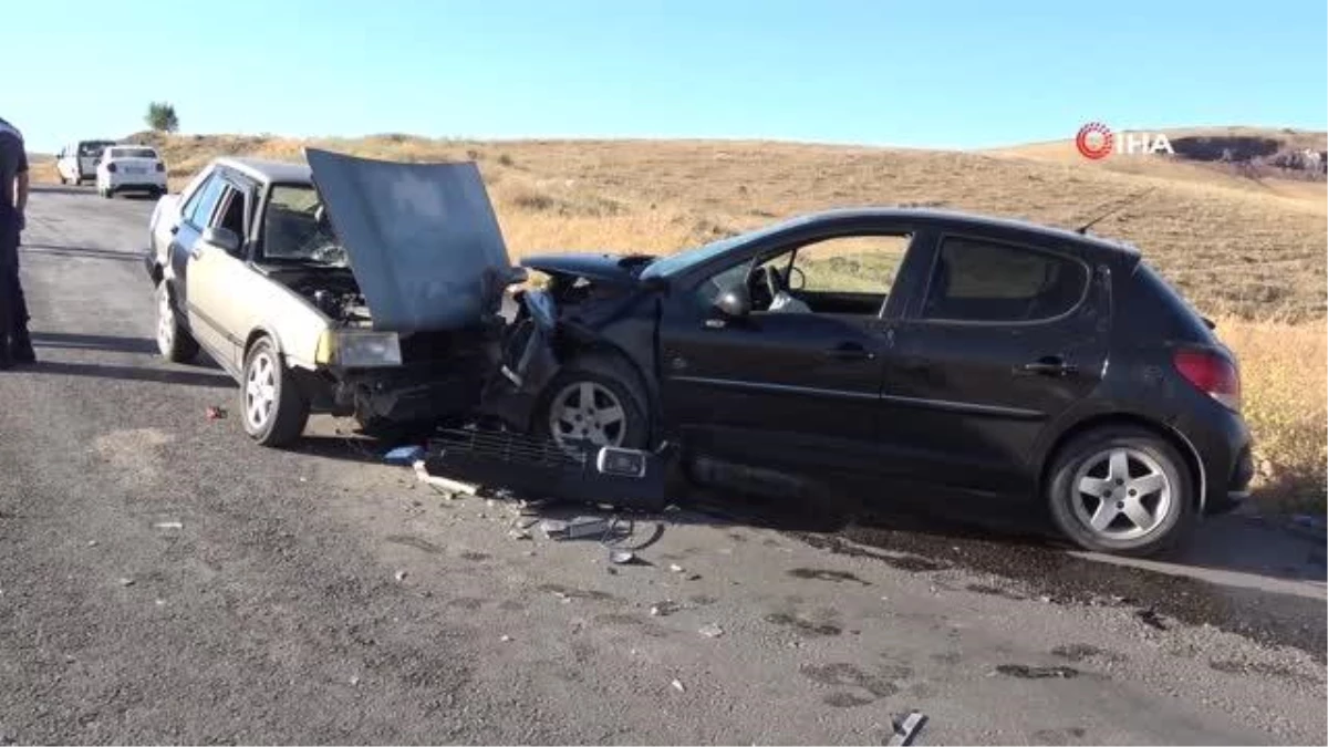 Elazığ\'da otomobiller kafa kafaya çarpıştı: 8 yaralı