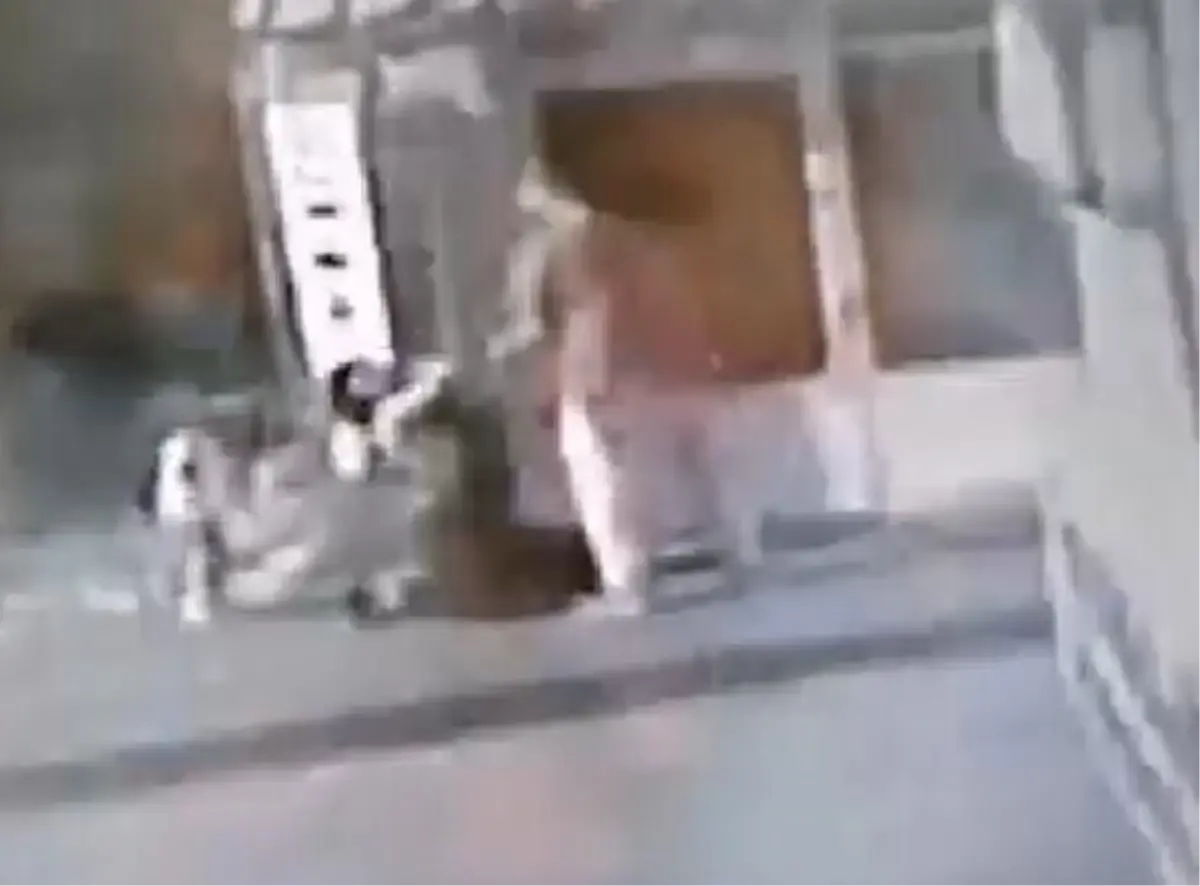 Eşini çocuklarının gözü önünde sokak ortasında darbetti