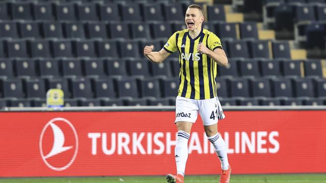 Fenerbahçe'nin stoperleri bir bir gidiyor! Kim Min Jae'nin ardından Szalai'de yolcu Fenerbahçe'nin stoperleri bir bir gidiyor! Kim Min Jae'nin ardından Szalai'de yolcu