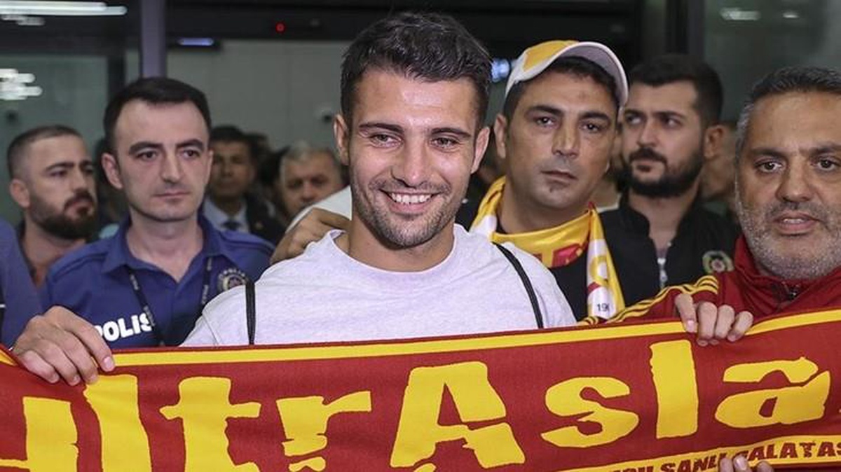 Galatasaray\'ın yeni sağ beki Dubois, İstanbul\'a indi