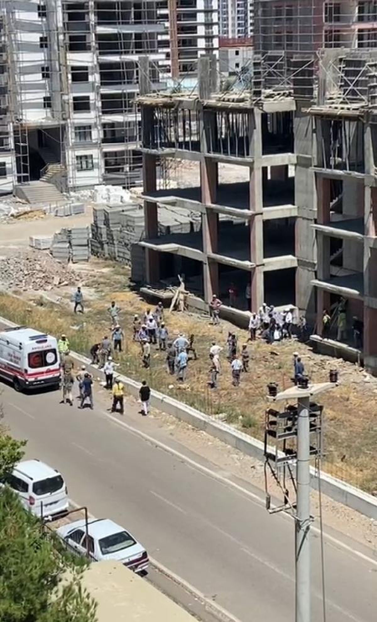 İnşaatın 4\'üncü katından düşen usta öldü
