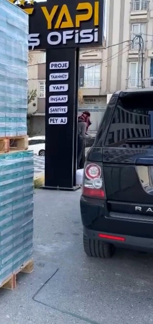 Esenyurt'ta kadın kılığına girmiş erkek paniği! Mahalle polise telefon yağdırdı Esenyurt'ta kadın kılığına girmiş erkek paniği! Mahalle polise telefon yağdırdı