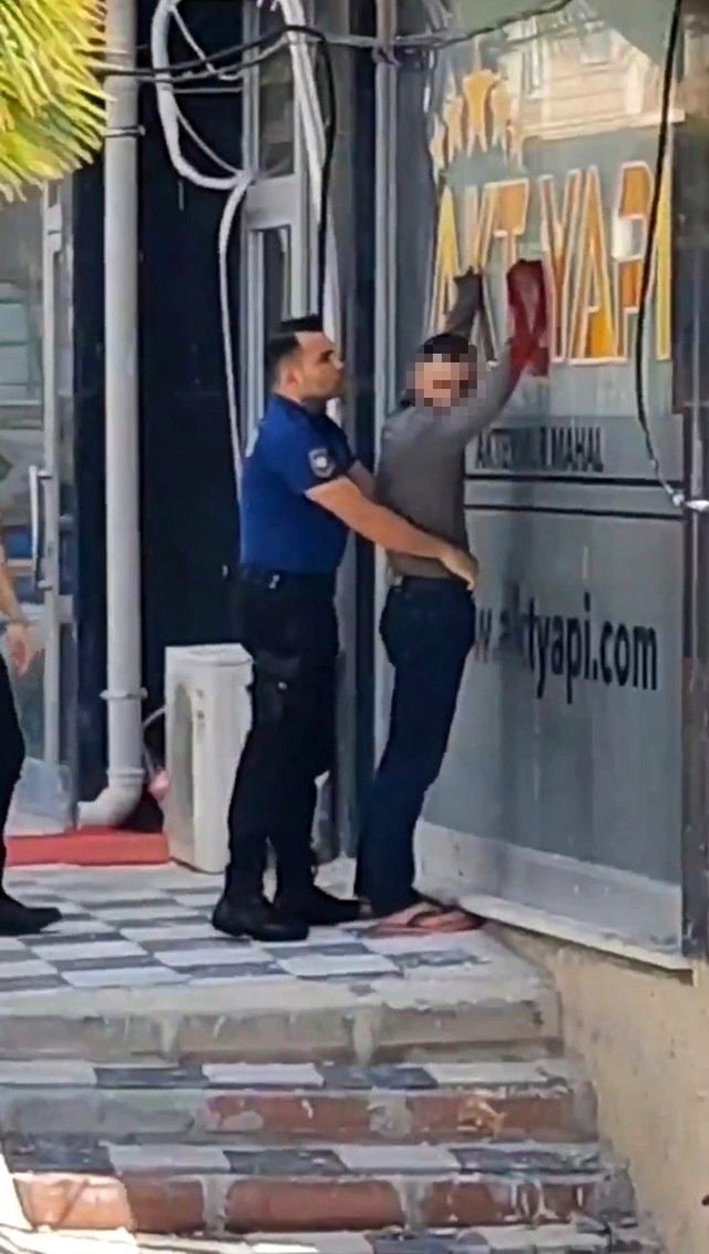Esenyurt'ta kadın kılığına girmiş erkek paniği! Mahalle polise telefon yağdırdı Esenyurt'ta kadın kılığına girmiş erkek paniği! Mahalle polise telefon yağdırdı