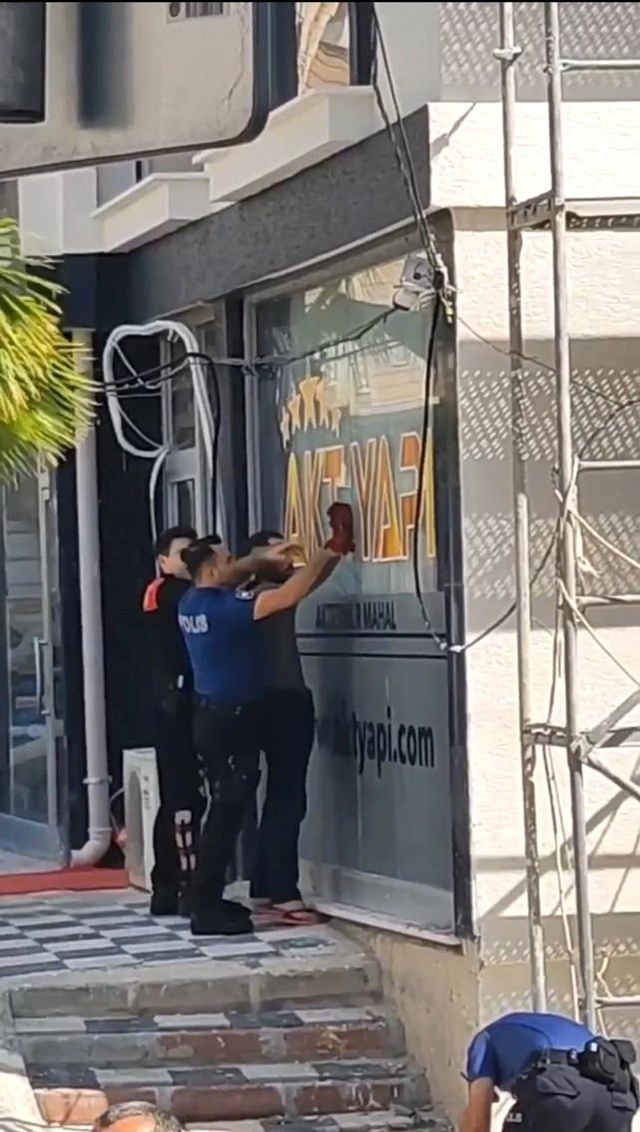 Esenyurt'ta kadın kılığına girmiş erkek paniği! Mahalle polise telefon yağdırdı Esenyurt'ta kadın kılığına girmiş erkek paniği! Mahalle polise telefon yağdırdı