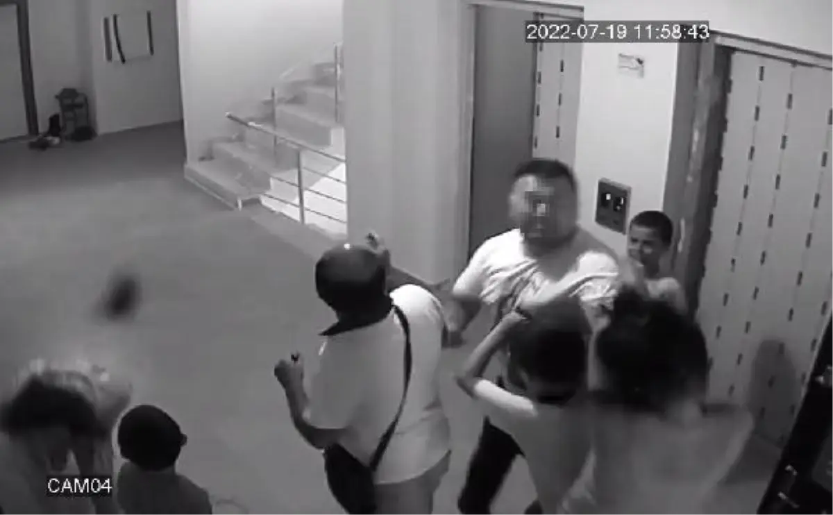 Kadınların saç saça çocuk kavgası kamerada