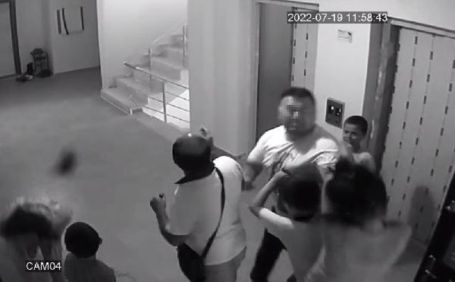 Son dakika haber | Kadınların saç saça çocuk kavgası kamerada Son dakika haber | Kadınların saç saça çocuk kavgası kamerada