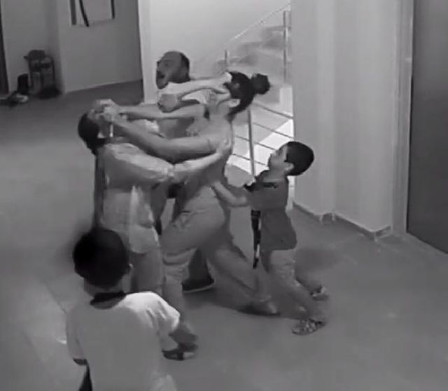 Son dakika haber | Kadınların saç saça çocuk kavgası kamerada Son dakika haber | Kadınların saç saça çocuk kavgası kamerada