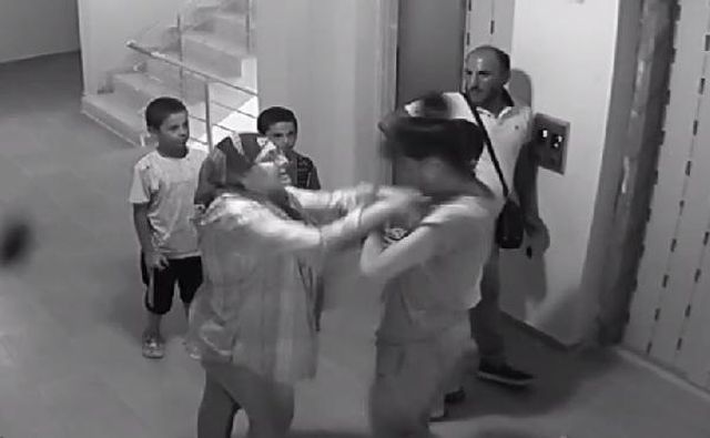 Son dakika haber | Kadınların saç saça çocuk kavgası kamerada Son dakika haber | Kadınların saç saça çocuk kavgası kamerada