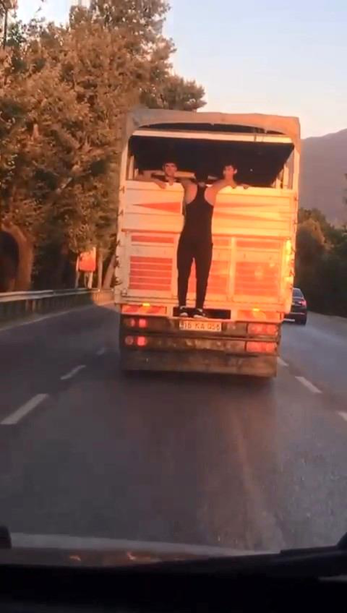 Kamyon kasasının kapağına tutunarak gitti, görenlerin yüreği ağzına geldi