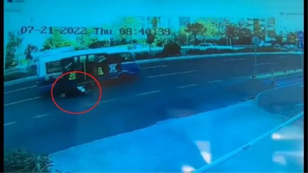 Kapısı açık ilerleyen minibüsten düşen kadın yaralandı