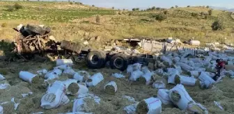 Kayseri'de saman yüklü kamyon devrildi: 3 ölü