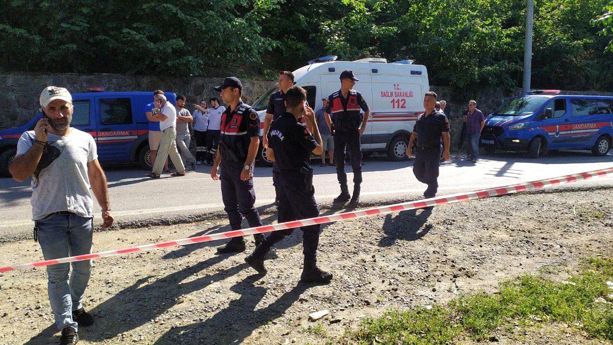 Otomobil Melen Çayı\'na düştü, ekipler sürücüyü bulmak için seferber oldu