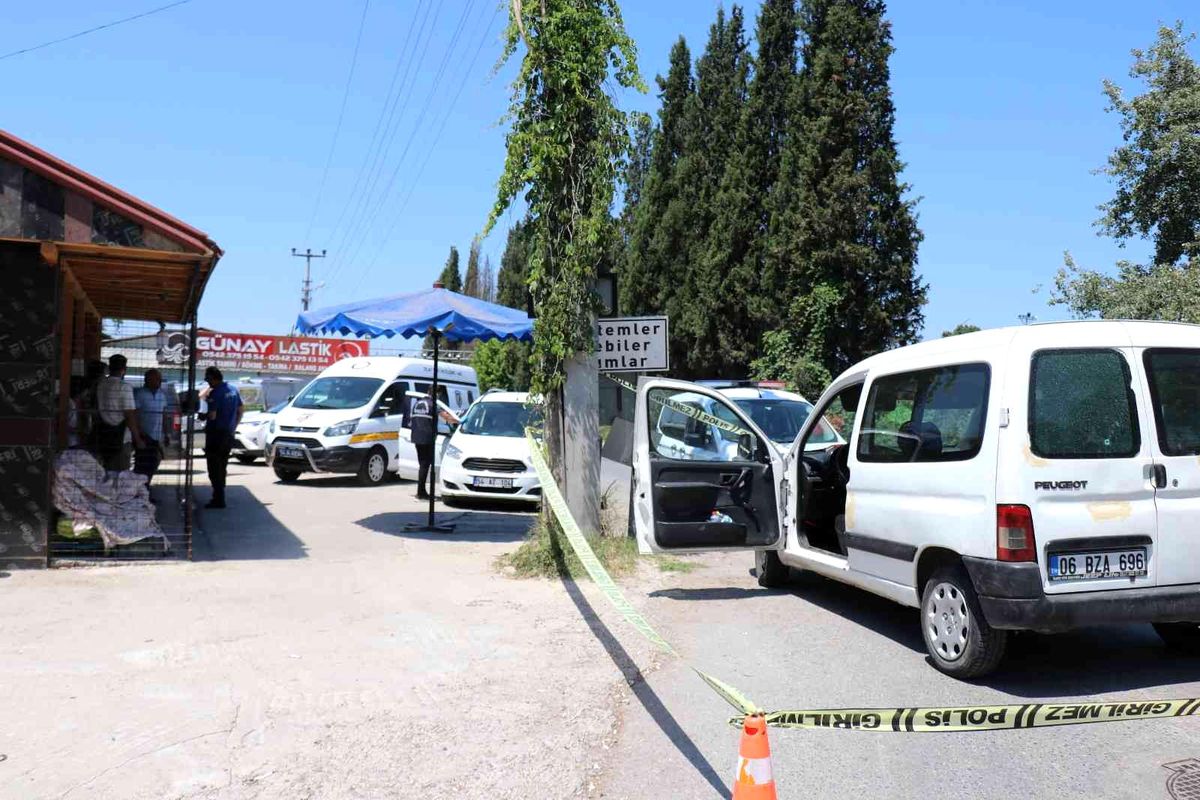 Park halindeki aracın içinde silahlı saldırıya uğradı, ağır yaralandı