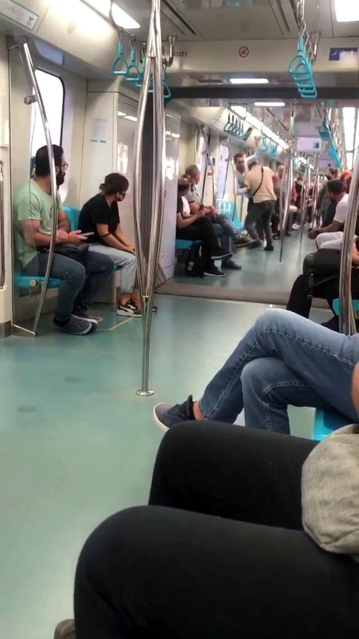 Pendik\'te Marmaray\'da güreşir gibi kavga ettiler