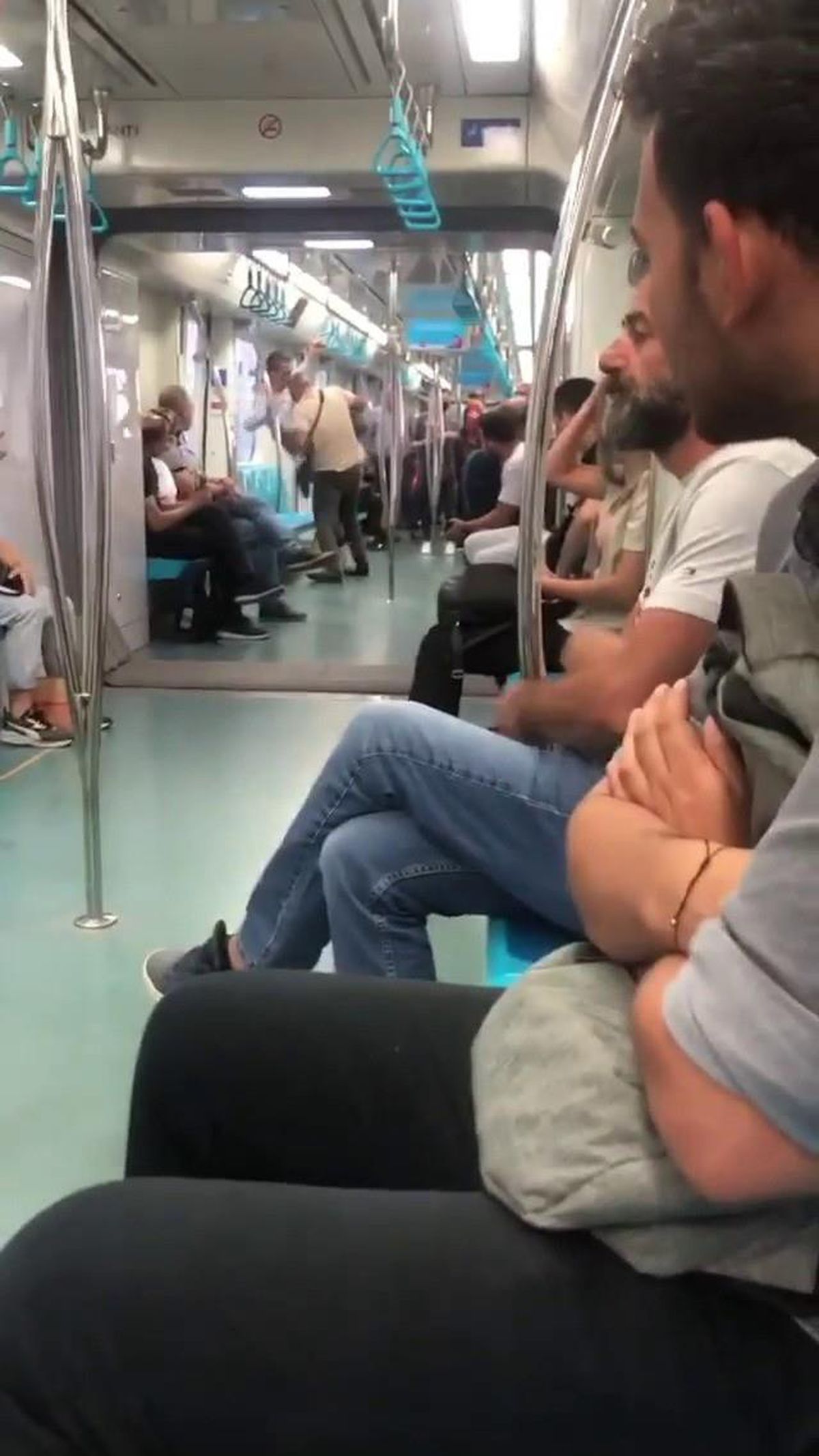 Pendik\'te Marmaray\'da güreşir gibi kavga ettiler