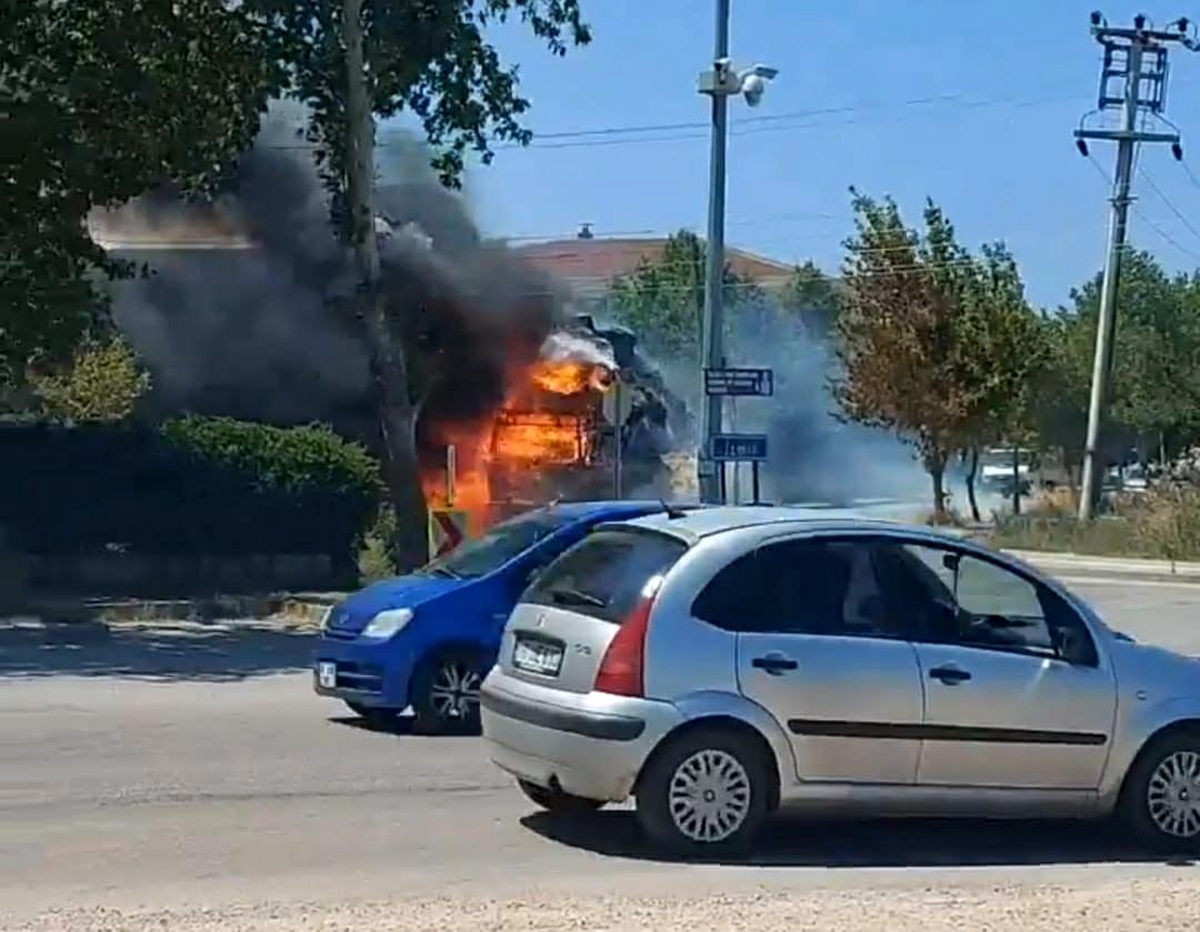 Sabah saatlerinde meydana gelen araç yangınlarında büyük maddi zarar oluştu