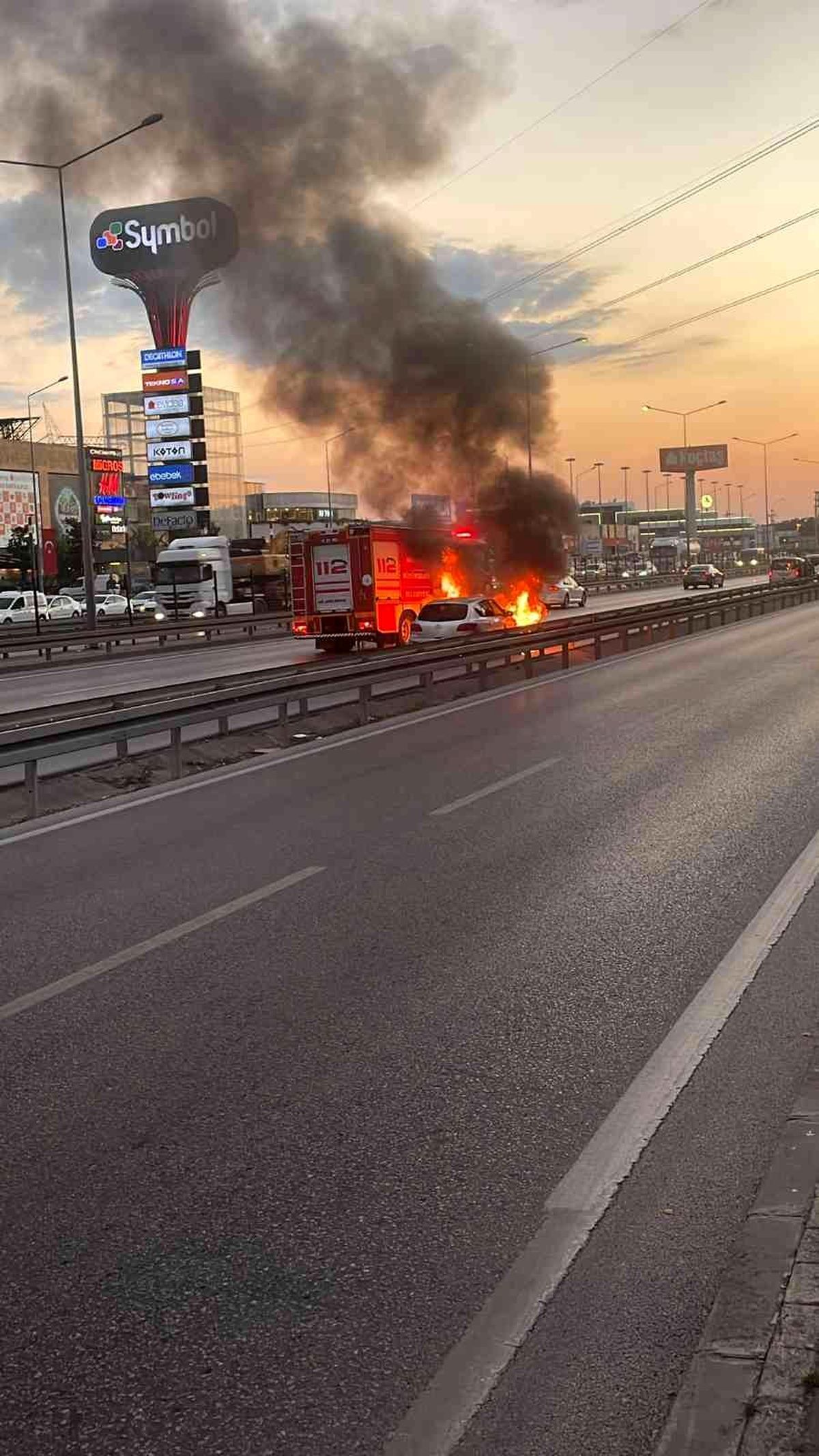 Seyir halindeyken alevlere teslim olan otomobil kullanılmaz hale geldi