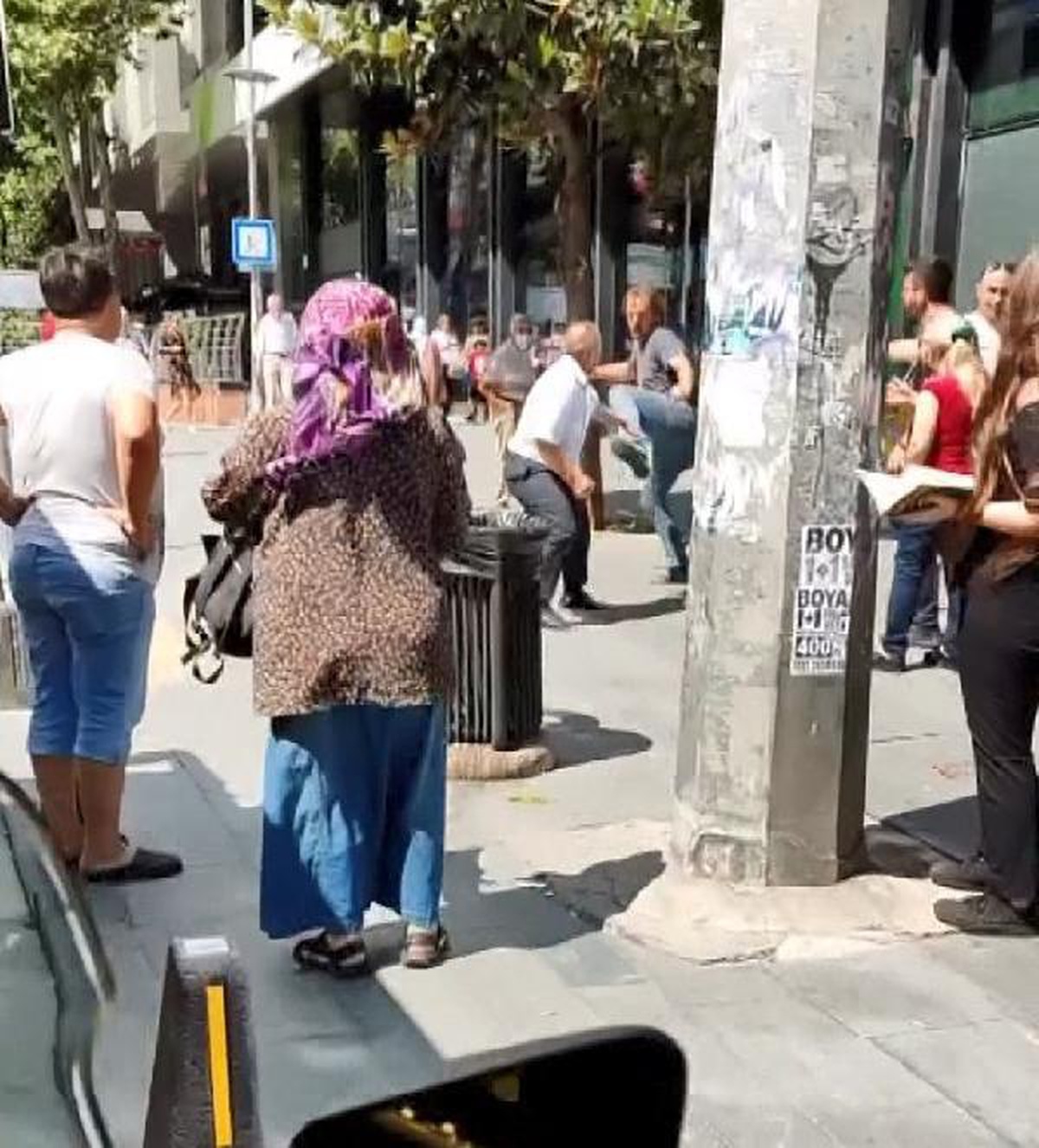 ŞİŞLİ\'DE OTOBÜS ŞOFÖRLERİNİN YOL KAVGASI
