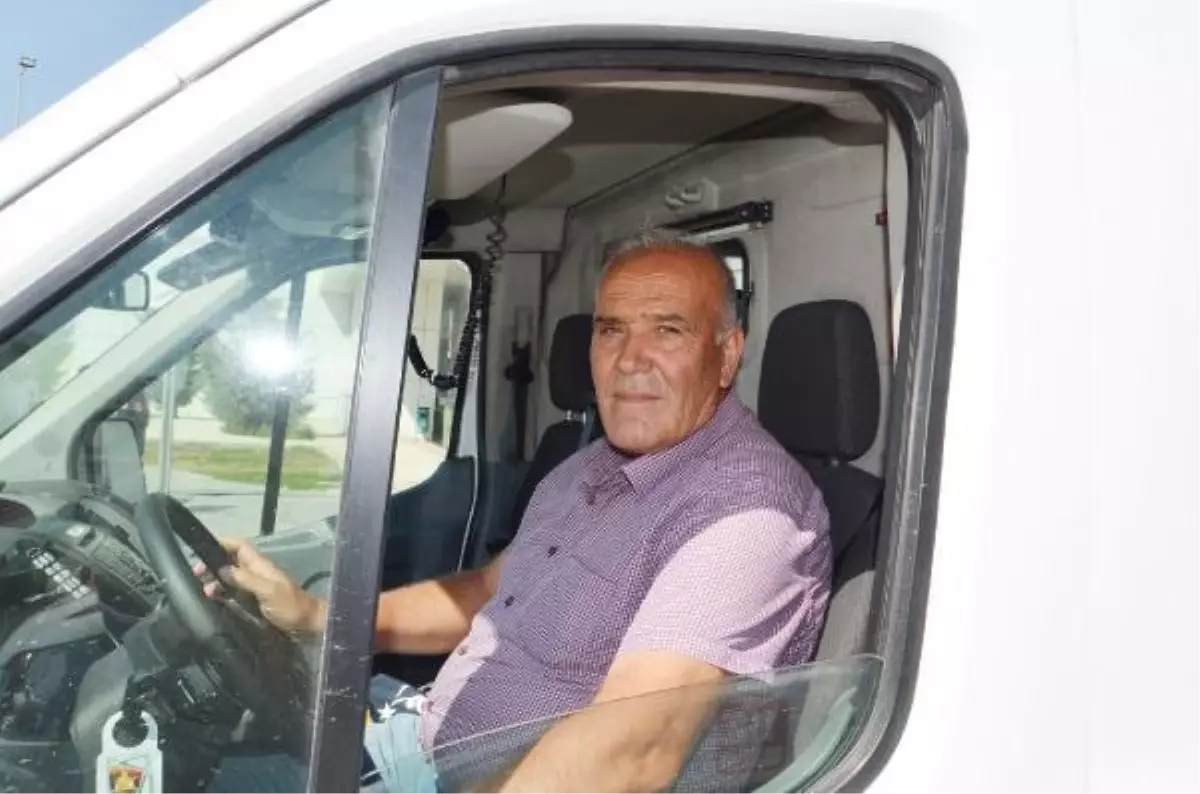 Takla atan otomobilde sıkışanları yoldan geçen ambulans şoförü ve sağlık görevlisi kurtardı