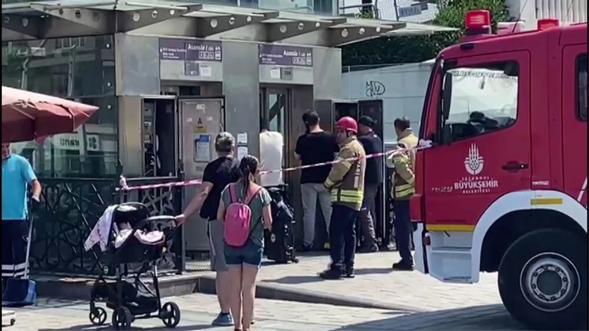 Taksim\'de turistler metro asansöründe mahsur kaldı