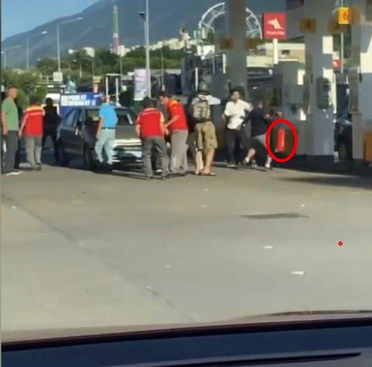 Trafikte kanlı yol verme kavgası kamerada...