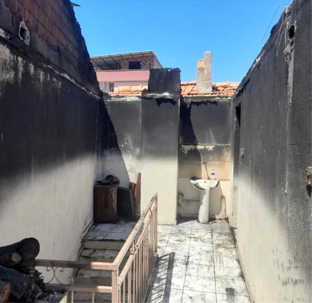 Turgutlu Belediyesi evi yanan aileye yardım elini uzattı