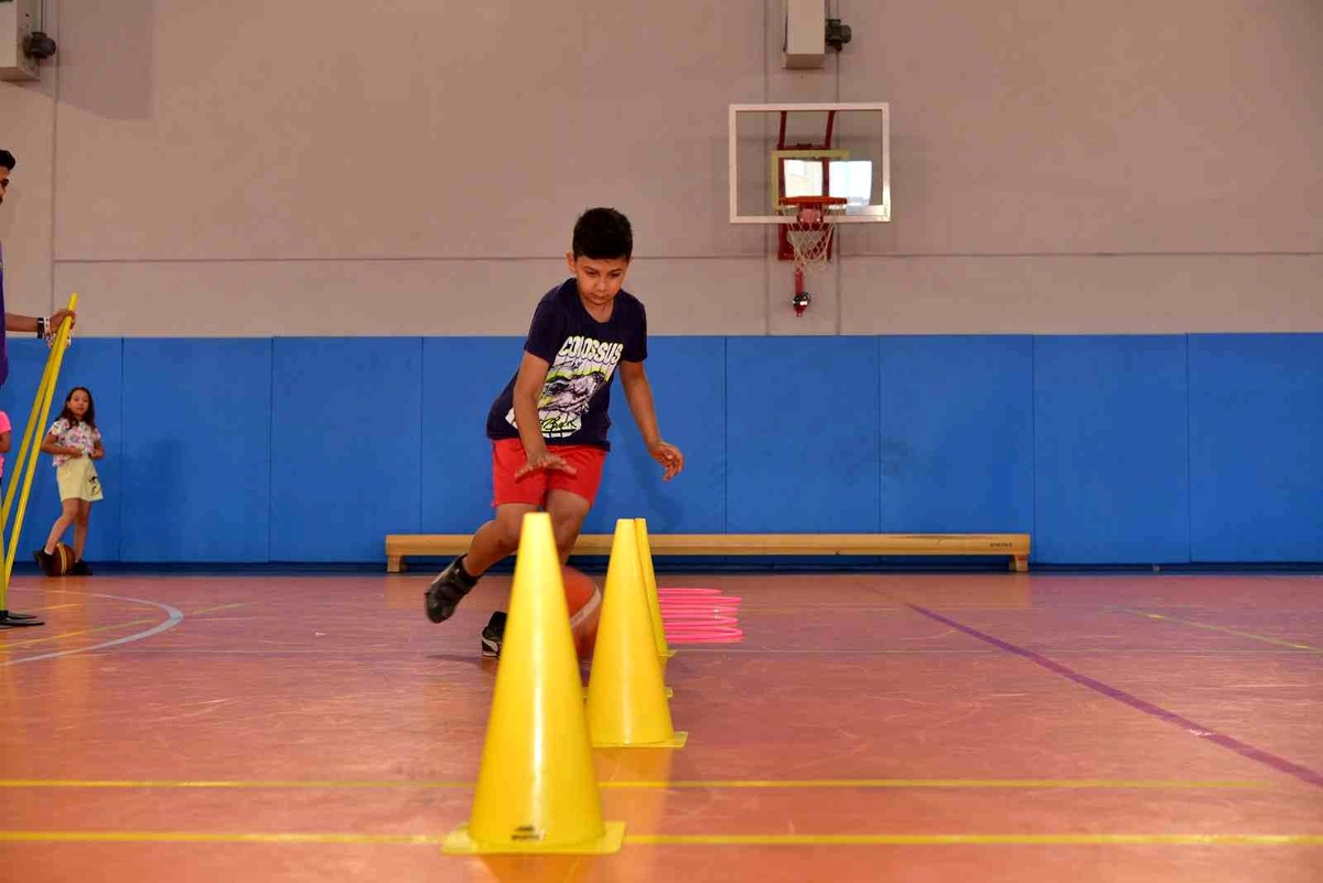 Tuzlalı gençler 15 farklı spor branşında eğitimlerini sürdürüyor