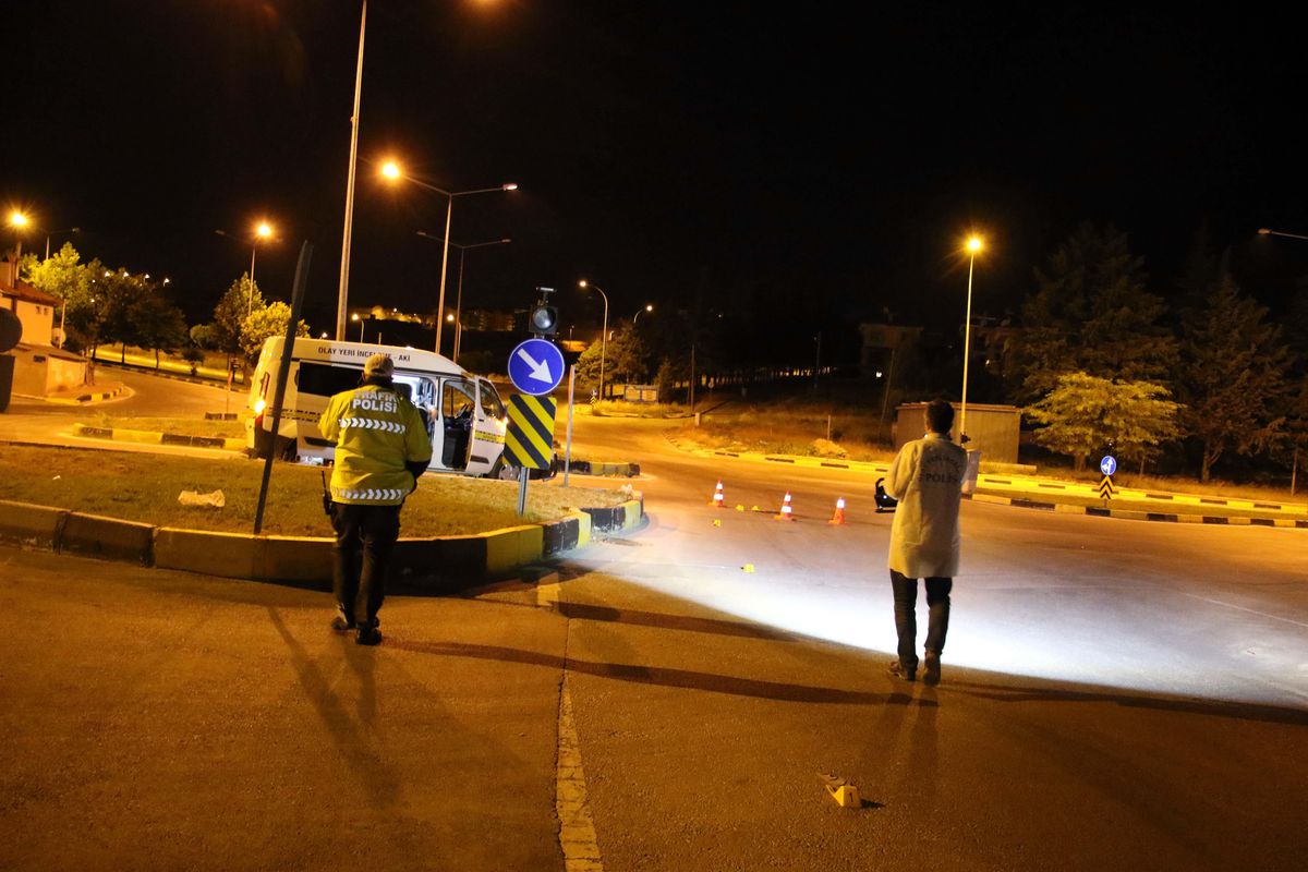 Uşak\'ta denetimden kaçarken kamyonetiyle polise çarpan sürücü tutuklandı