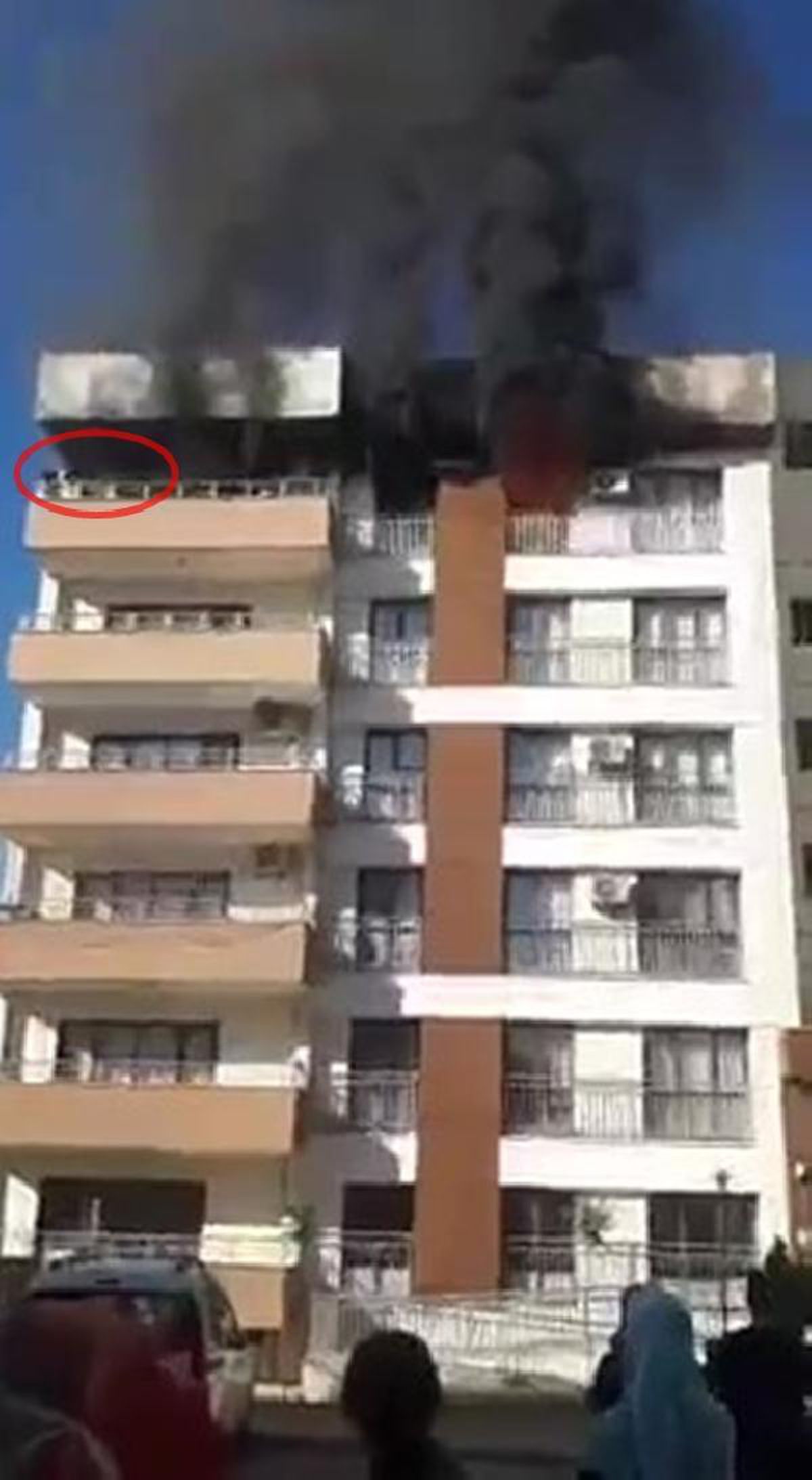 Yangında balkonda mahsur kalan aileyi itfaiye kurtardı