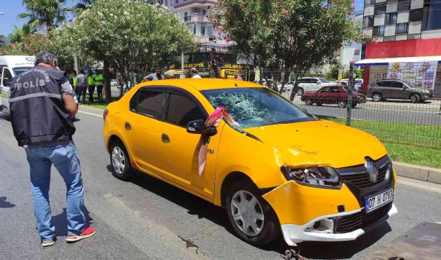 Yaya geçidinden geçen kadın, korkunç kazada can verdi! Çarpan taksi 50 metre sonra durabildi